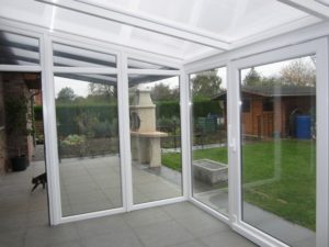 Pergola blanche avec plaque polycarbonate