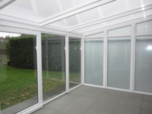 Pergola blanche intérieure avec plaque polycarbonate (2)